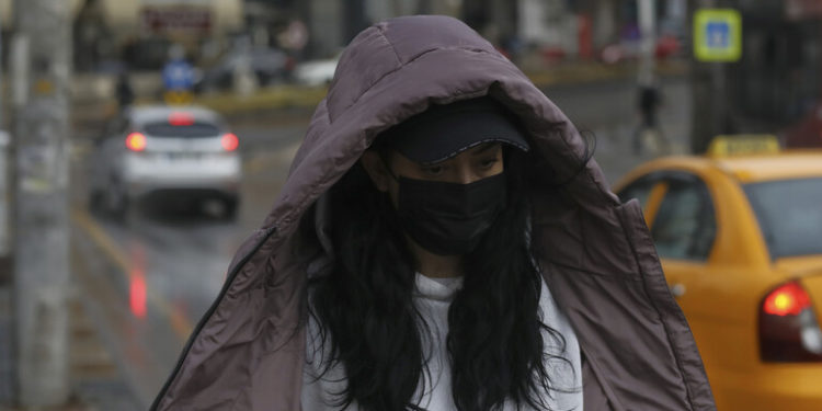 تركيا تعيد فرض الإغلاق بعد زيادة حادة في إصابات كورونا