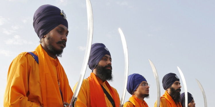 “المهارات القتالية” بالسيوف تتغلب على المخاوف من كورونا في الهند