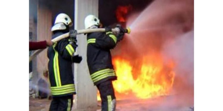 محاولة إخماد حريق كبير اندلع في منطقة العلاوي