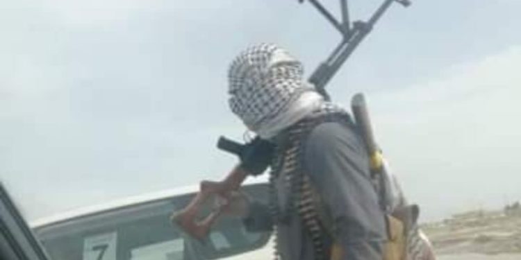 عشيرة كبيرة تقطع طريقا حيويا في ذي قار بقوة السلاح