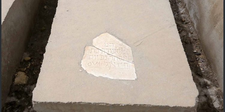 مقبرة يهودية في بغداد تخلو من الزوار ويرعاها مسن مسلم