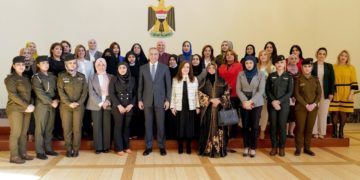 الكاظمي ..(علينا جميعًا أن نقف بفخر أمام شموخ المرأة العراقية وتفانيها)