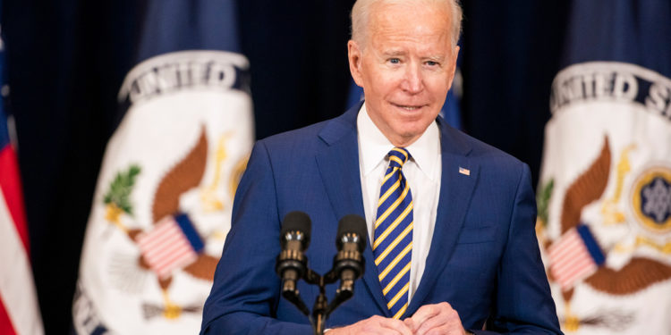 لماذا لم ينحنِ الرئيس الأميركي أمام الصحفيين حتى الآن؟