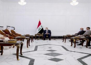 الكاظمي يبحث تنمية العلاقات ومساعي التهدئة في المنطقة مع وزير الخارجية القطري