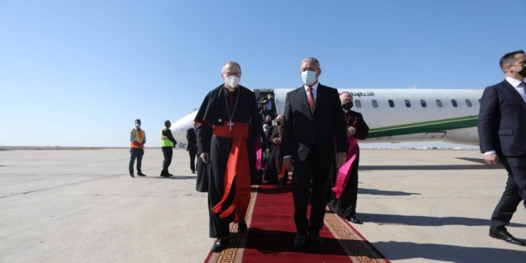 محافظ ذي قار يستقبل رئيس وزراء الفاتيكان في مطار الناصرية