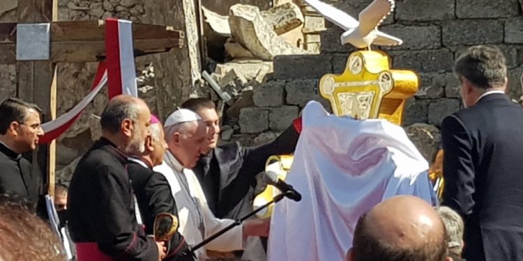 نحات مسلم يصنع صليبا ويقدمه هدية للبابا في منطقة حوش البيعة