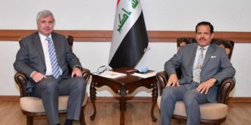 رئيس دائرة أوروبا في الخارجية يبحث مع السفير الروسي الزيارات المهمة