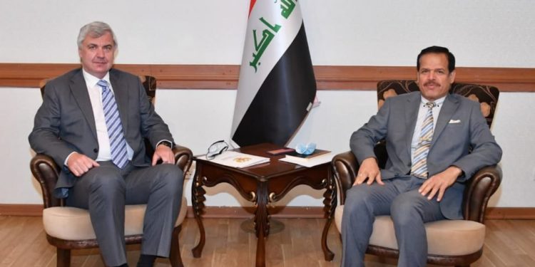 رئيس دائرة أوروبا في الخارجية يبحث مع السفير الروسي الزيارات المهمة