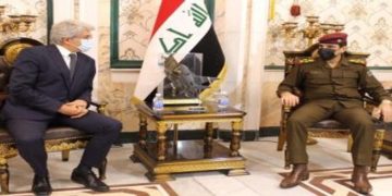 رئيس اركان الجيش مع سفير فرنسا يبحثون التعاون المشترك