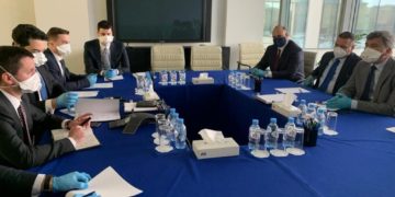 وزير النفط يعلن من موسكو الاتفاق على توريد مليون جرعة من اللقاح الروسي
