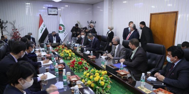 وزير النفط يبحث مع شركة يابانية تنفيذ مشاريع الطاقة النظيفة ومراحل تنفيذ مشروع (FFC)