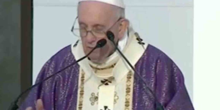 البابا في ختام القداس الاكبر .. “سيبقى العراق في قلبي”