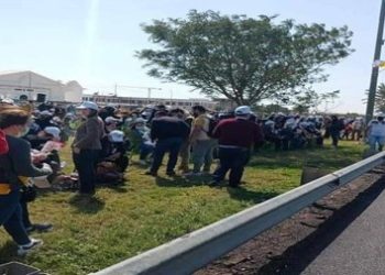 عوائل تتوافد الى شارع مطار بغداد