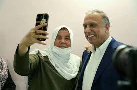 الكاظمي يزور دار رعاية المسنين