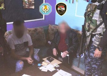القبض على عصابة تزوير وثائق رسمية بحوزتها 84 ختماً