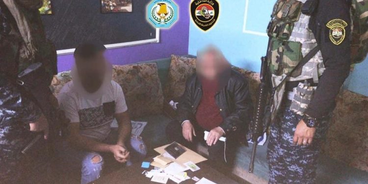 القبض على عصابة تزوير وثائق رسمية بحوزتها 84 ختماً