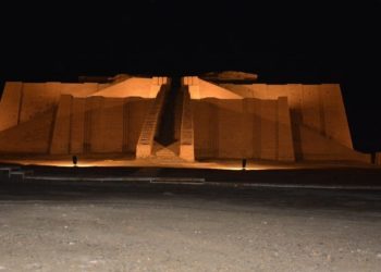إنارة مدينة أور الأثرية استعدادا لزيارة البابا