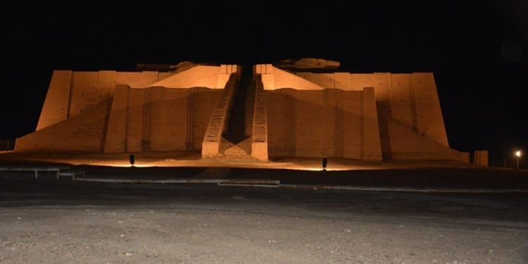 إنارة مدينة أور الأثرية استعدادا لزيارة البابا