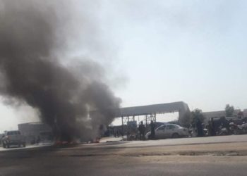 إغلاق بوابة شركة نفط ذي قار بالإطارات المحترقة