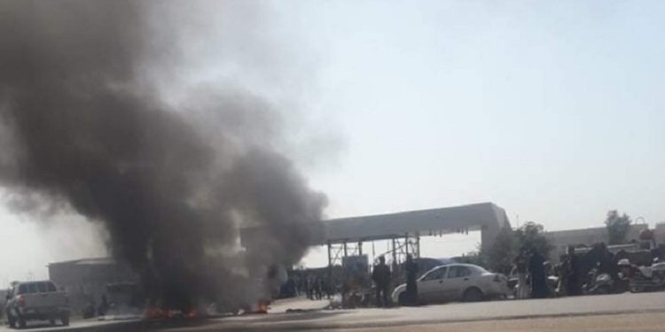إغلاق بوابة شركة نفط ذي قار بالإطارات المحترقة