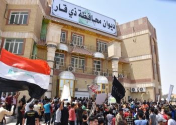 اغلاق مبنى ديوان محافظة ذي قار من قبل المتظاهرين