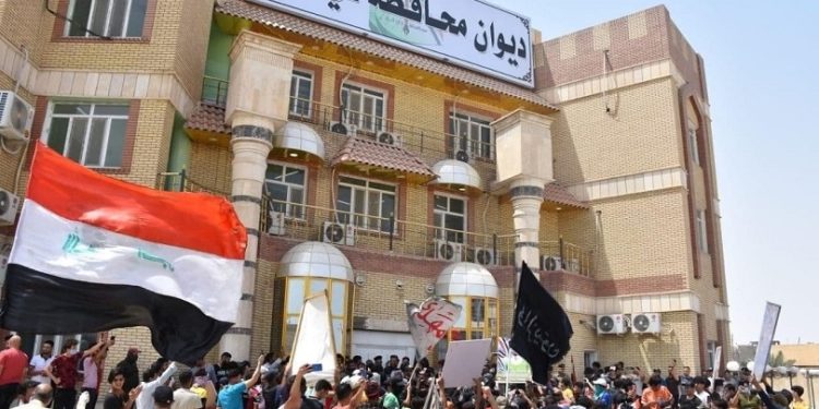 اغلاق مبنى ديوان محافظة ذي قار من قبل المتظاهرين