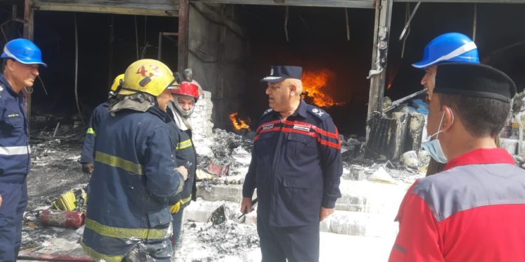 إخماد حريق المخازن التجارية بعد 3 ساعات من العمل الشاق