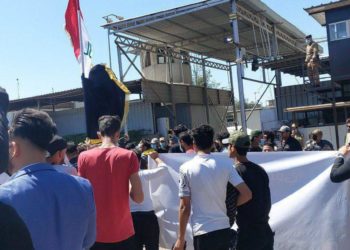 مئات الطلبة يتظاهرون امام مبنى وزارة التعليم في بغداد