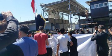 مئات الطلبة يتظاهرون امام مبنى وزارة التعليم في بغداد