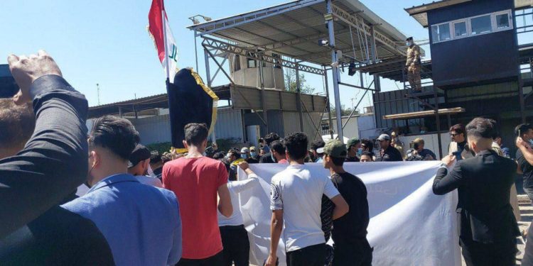 مئات الطلبة يتظاهرون امام مبنى وزارة التعليم في بغداد