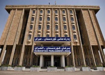 رئيس كتلة يهاجم رئاسة برلمان كردستان بفردتي حذائه ويخرج حافيا