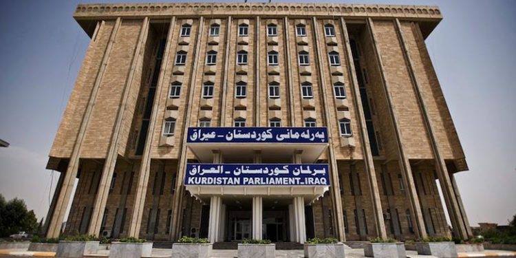رئيس كتلة يهاجم رئاسة برلمان كردستان بفردتي حذائه ويخرج حافيا