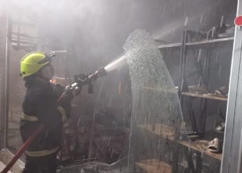 بغداد: الدفاع المدني يخمد حريقاً كبيراً اندلع في 30 محلاً بسوق شعبي