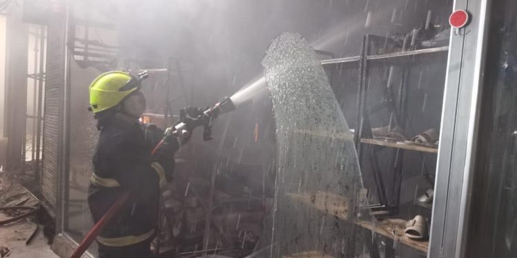 بغداد: الدفاع المدني يخمد حريقاً كبيراً اندلع في 30 محلاً بسوق شعبي