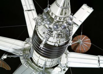 أنفجار قمر صناعي أمريكي في الفضاء