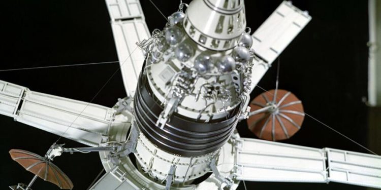 أنفجار قمر صناعي أمريكي في الفضاء