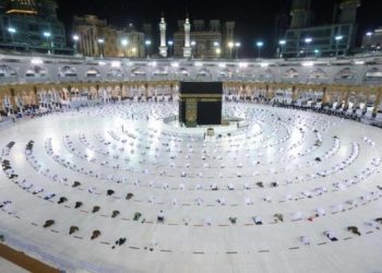 محصنون ضد كورونا يؤدون مناسك العمرة