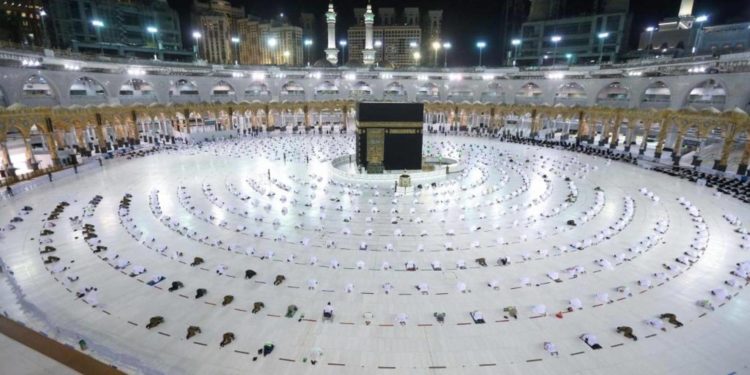 محصنون ضد كورونا يؤدون مناسك العمرة