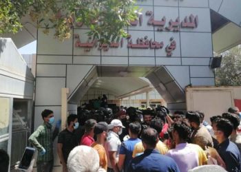 متظاهرون في الديوانية يغلقون مبنى المحافظة ومديرية التربية