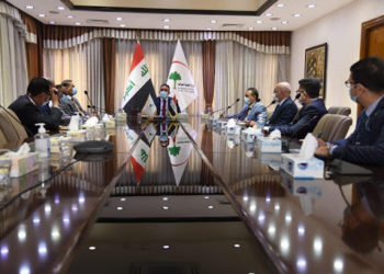 وزير الصحة يترأس اجتماعا لبحث الزيادة الكبيرة بإصابات كورونا
