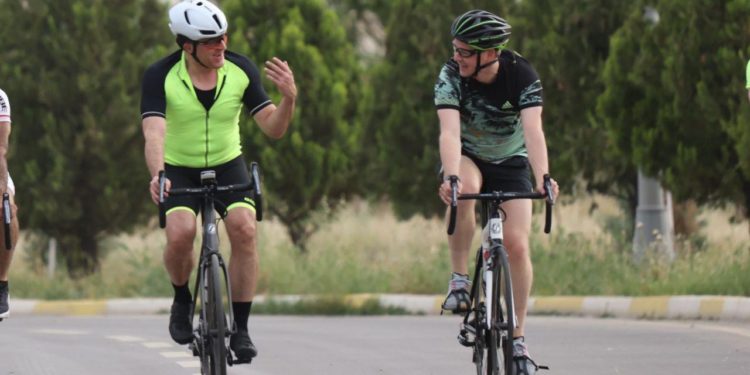 السفير البريطاني يجري جولة مع بارزاني بالدراجات الهوائية