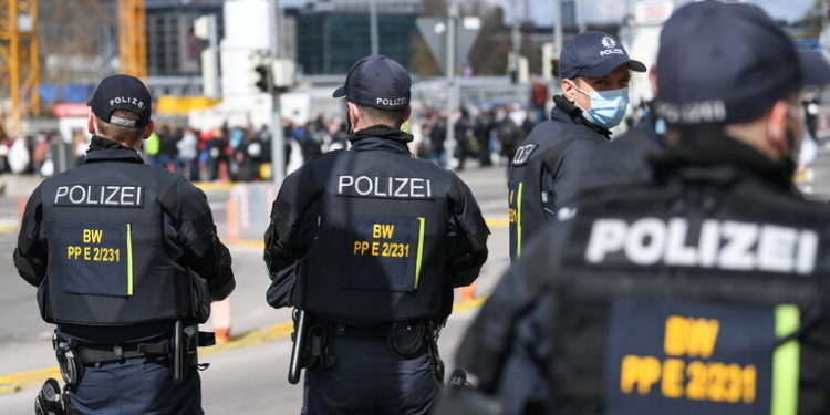 مداهمات واعتقالات بدول أوروبية لشركات تدير عمليات احتيال إلكتروني مرتبطة بإسرائيل