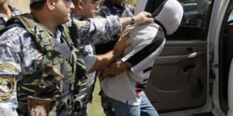 اعتقال رجل  قتل زوجته وضرب ابنتها