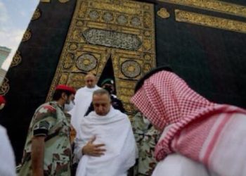 الكاظمي والوفد المرافق له يؤدون مناسك العمرة ( صور )