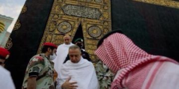 الكاظمي والوفد المرافق له يؤدون مناسك العمرة ( صور )