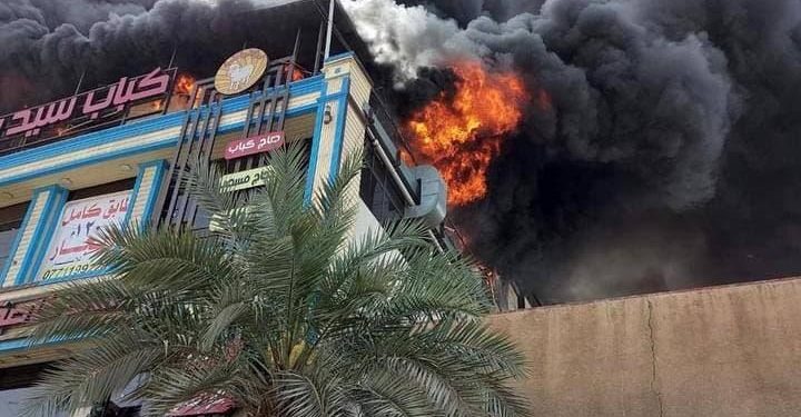 اخماد حريقاً كبيراً التهم مطعماً في جانب الكرخ