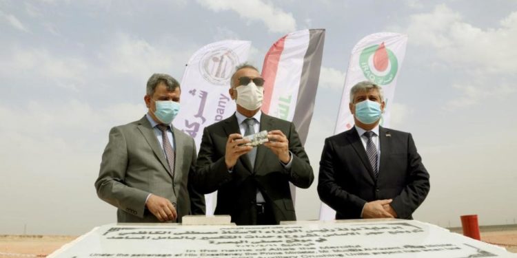 الكاظمي يضع حجر الأساس لمشروع جديد في البصرة