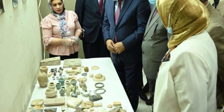 وزير الثقافة يشرف على تسليم  نحو ألف قطعةٍ آثاريةٍ من مواطنٍ كربلائيٍّ