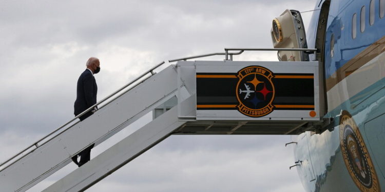 مرة جديدة بايدن يتعثر أثناء صعوده إلى الطائرة