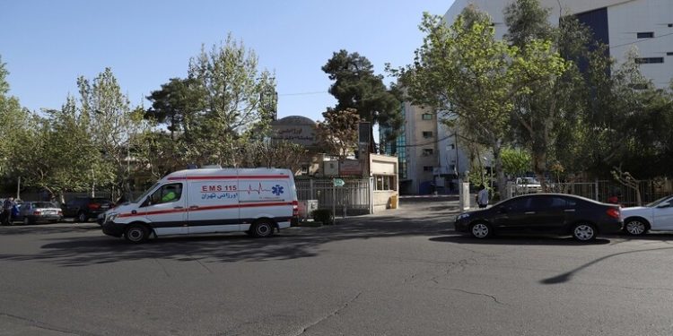 مسؤول إيراني يدعو إلى تعطيل العاصمة طهران ويحذر من خطورة الموجة الرابعة لكورونا